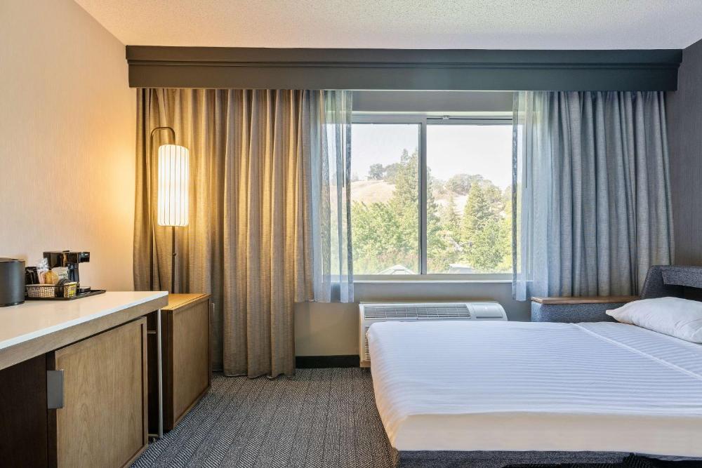Guestroom King interior
